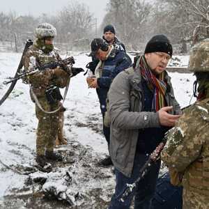 أوكرانيون يغادرون بلادهم