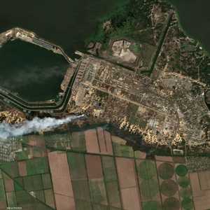 صور فضائية تظهر أعمدة الدخان تتصاعد عقب القصف في زابورجيا