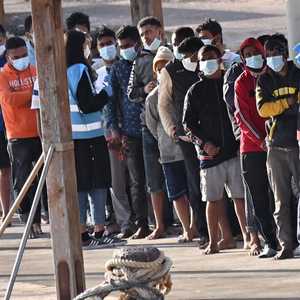 نزل مئات المهاجرين إلى الشاطئ من قوارب المهربين