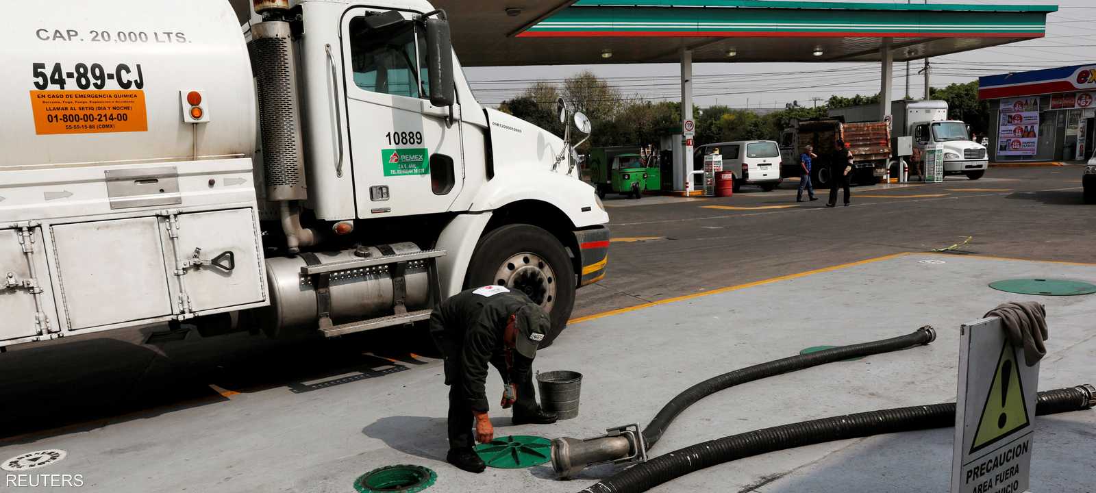 شاحنة تنقل الوقود في محطة وقود في مكسيكو سيتي