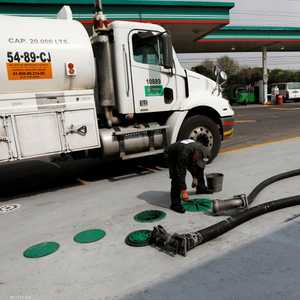شاحنة تنقل الوقود في محطة وقود في مكسيكو سيتي