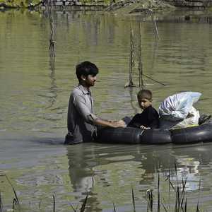 ضربت فيضانات، تعد الأسوأ منذ نحو عقد، مناطق واسعة في باكستان