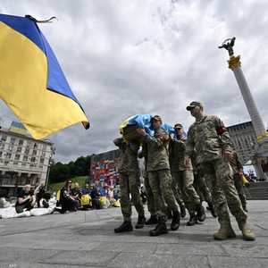 جنود أوكرانيون يشيعون زميلا لهم