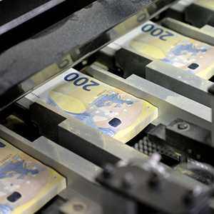 عملة اليورو أثناء إجراء الطباعة في البنك المركزي الإيطالي