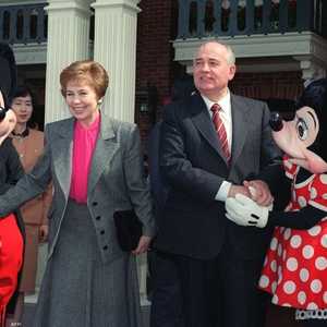 خلال زيارته لديزني لاند طوكيو مع زوجته