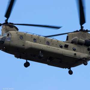 طائرة شينوك قادر على نقل حمولات والمشاركة في القتال