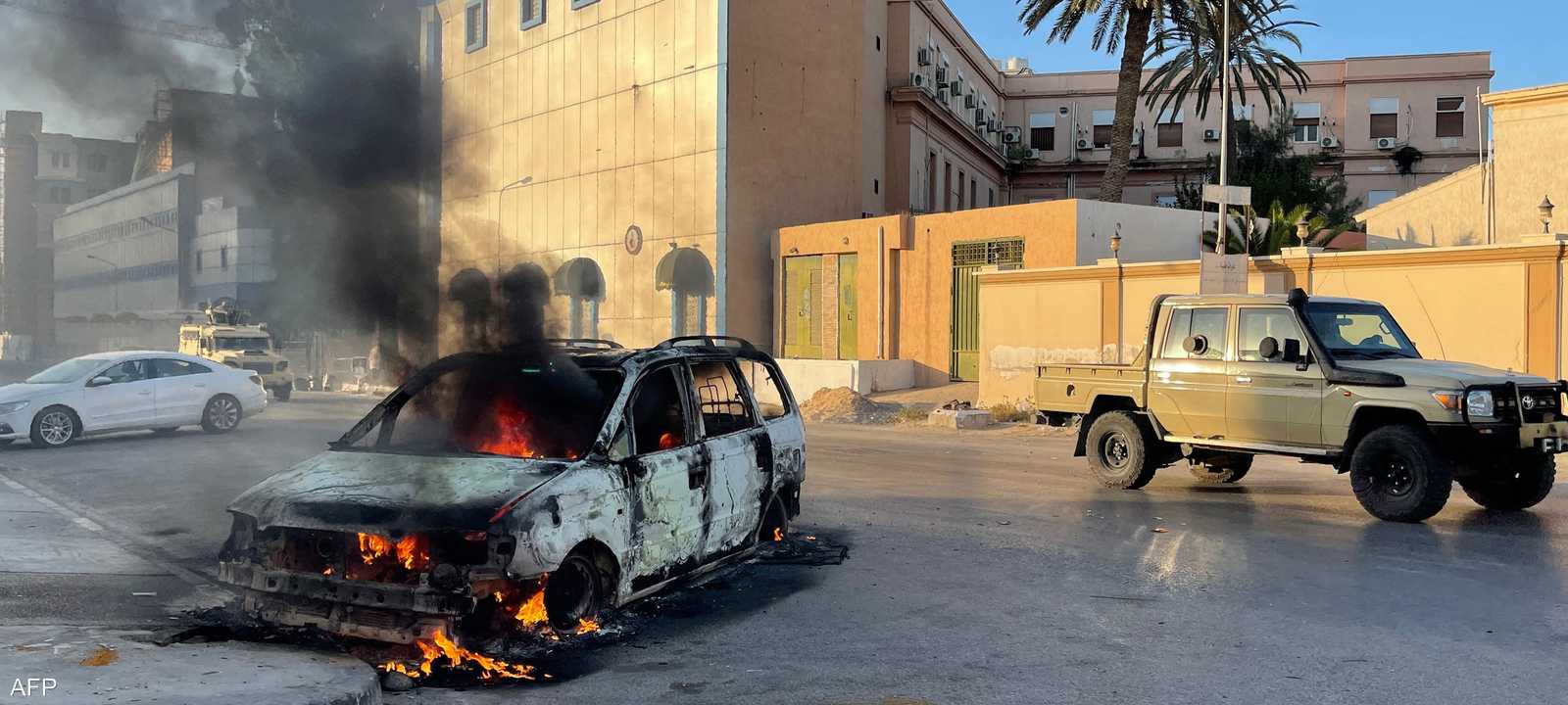 آثار الاشتباكات بالعاصمة الليبية طرابلس