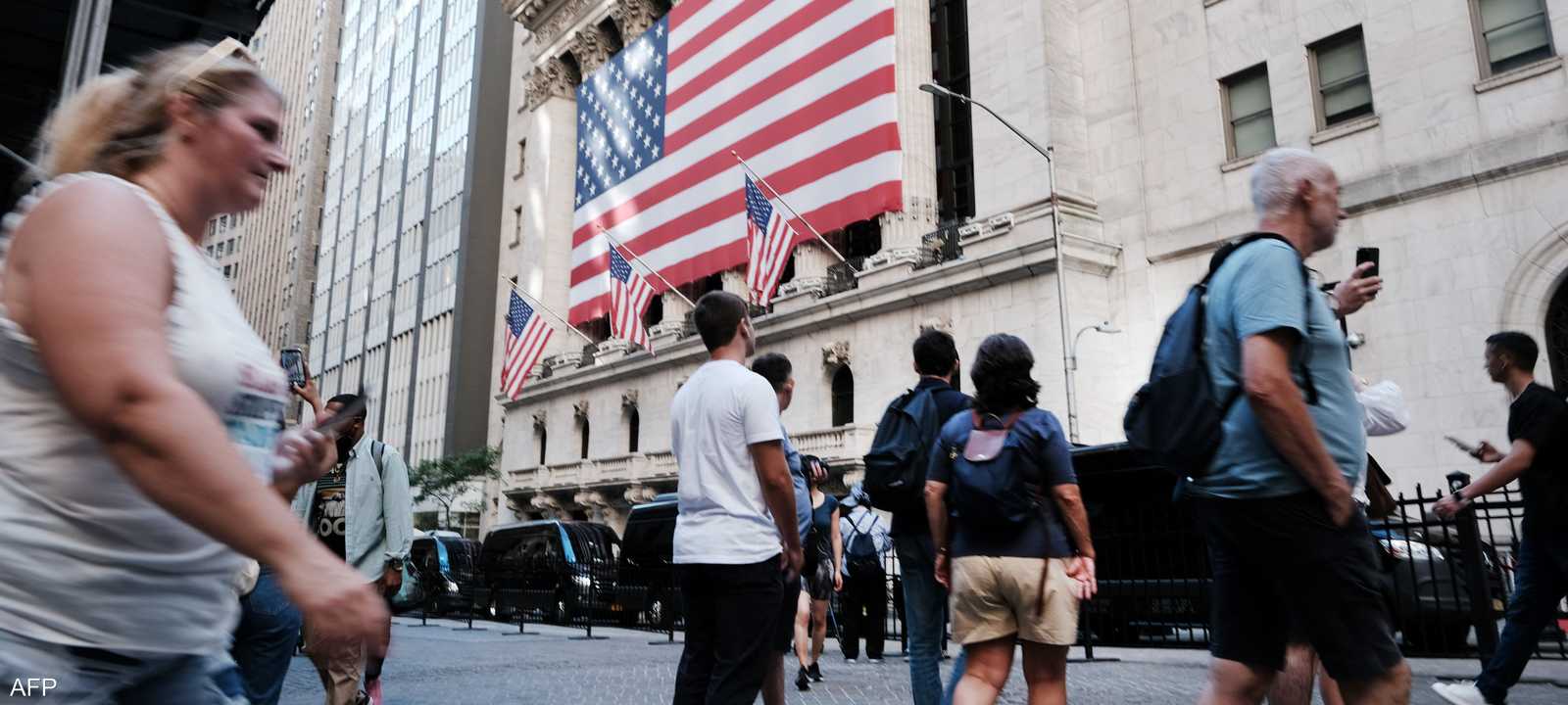 مجموعة من المارة أمام بورصة نيويورك