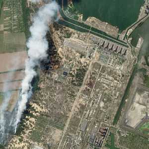 الدخان يتصاعد بالقرب من محيط المحطة النووية الأوكرانية