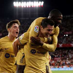 فرحة للاعبي برشلونة بهدف ليفاندوفسكي