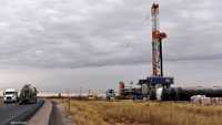 منصة حفر تعمل في منطقة إنتاج النفط في حوض بيرميان الأميركي