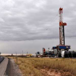 منصة حفر تعمل في منطقة إنتاج النفط في حوض بيرميان