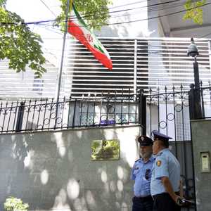 اثنان من عناصر الشرطة الألبانية أمام السفارة الإيرانية.