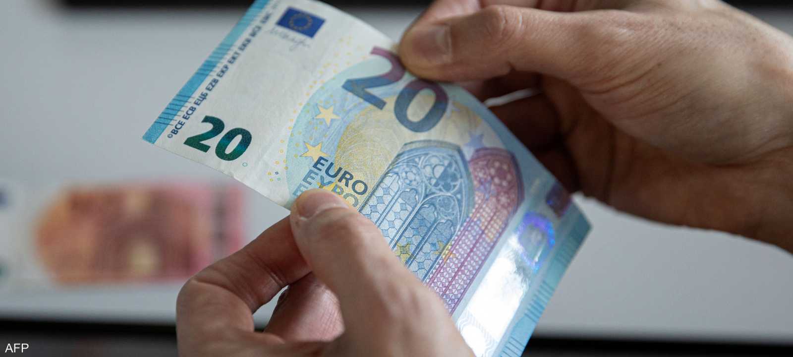 اليورو يتراجع مع زيادة الرهانات على خفض أسعار الفائدة