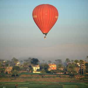 تشتهر محافظة الأقصر جنوب مصر برحلات البالون الطائر