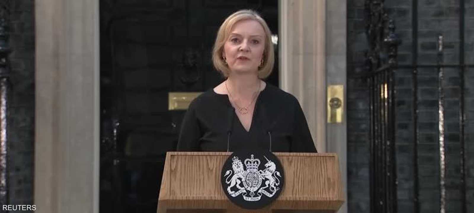 ليز تراس رئيسة الحكومة البريطانية من أمام داونينج ستريت