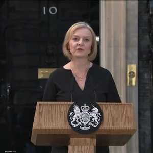 ليز تراس رئيسة الحكومة البريطانية من أمام داونينج ستريت