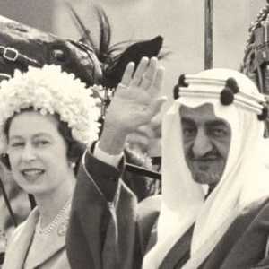 إليزابيث الثانية مع الملك السعودي فيصل بن عبد العزيز.