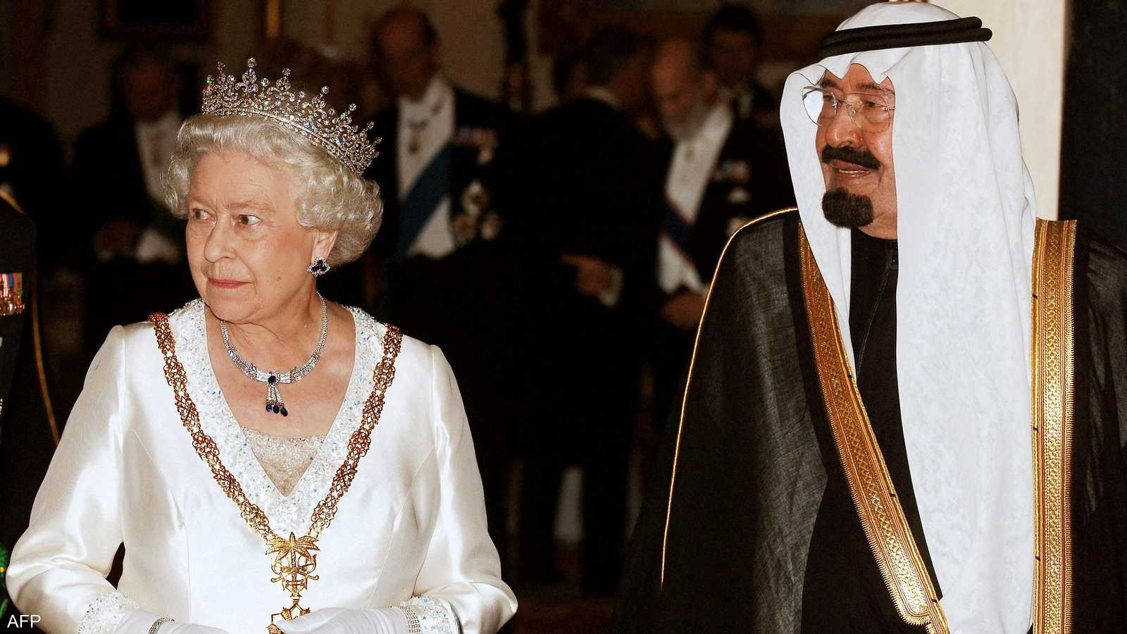 في قصر باكنغهام مع السعودي عبد الله بن عبد العزيز