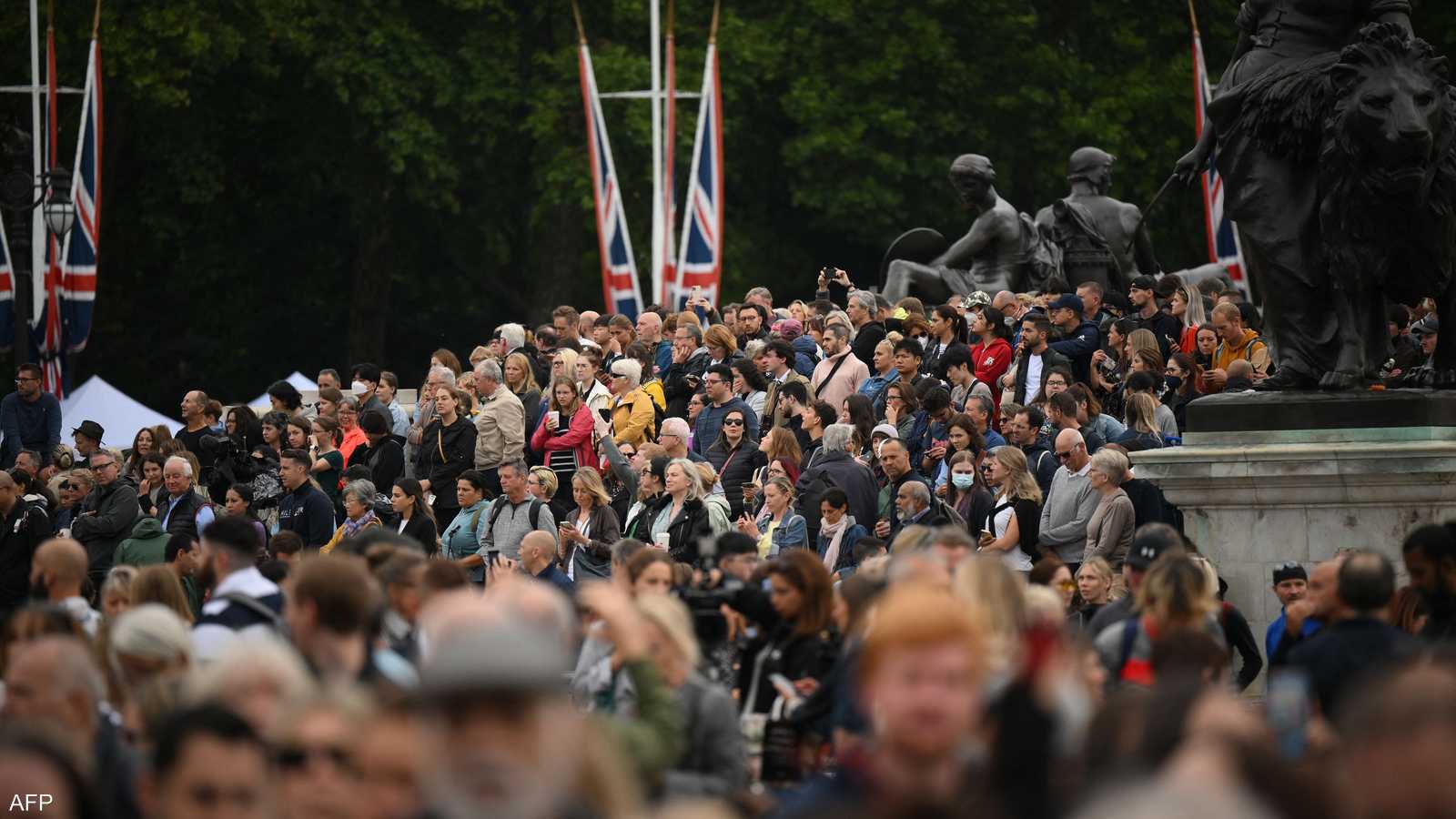 اجتمع الناس، مقابل قصر باكنغهام، في مشهد حزين