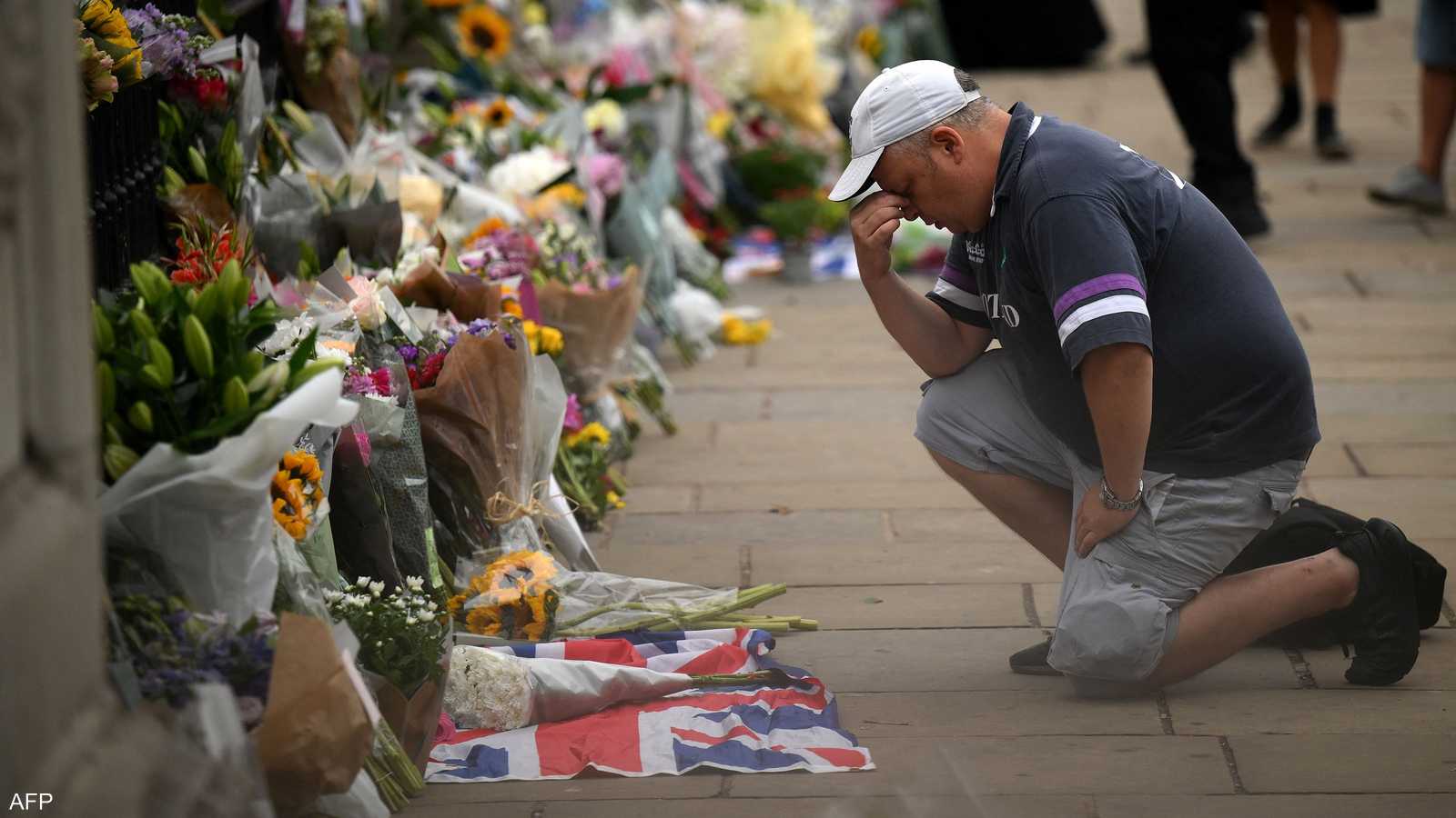 وضع المحتشدون الزهور في القصر تخليدا للراحلة