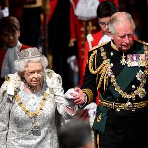 تشارلز الثالث مع والدته الملكة الراحلة إليزابيث الثانية