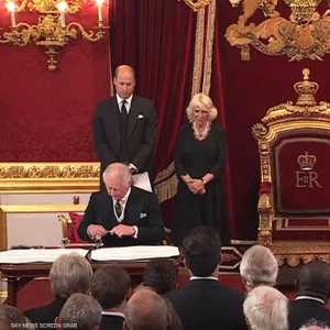 الملك تشارلز يتعهد بالسير على نهج والدته