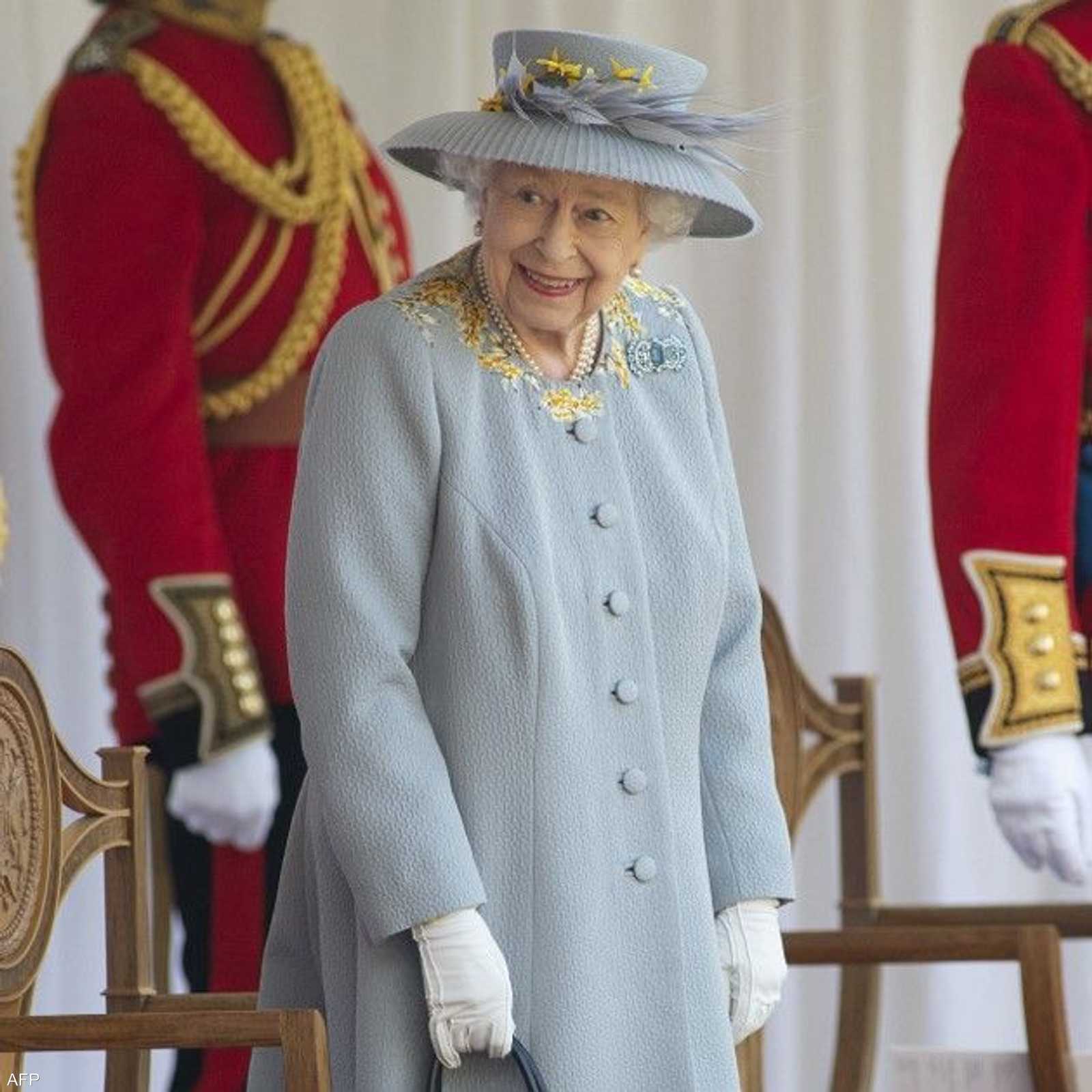 حققت الإطلالات الأنيقة للملكة إليزابيث نجاحات كبيرة
