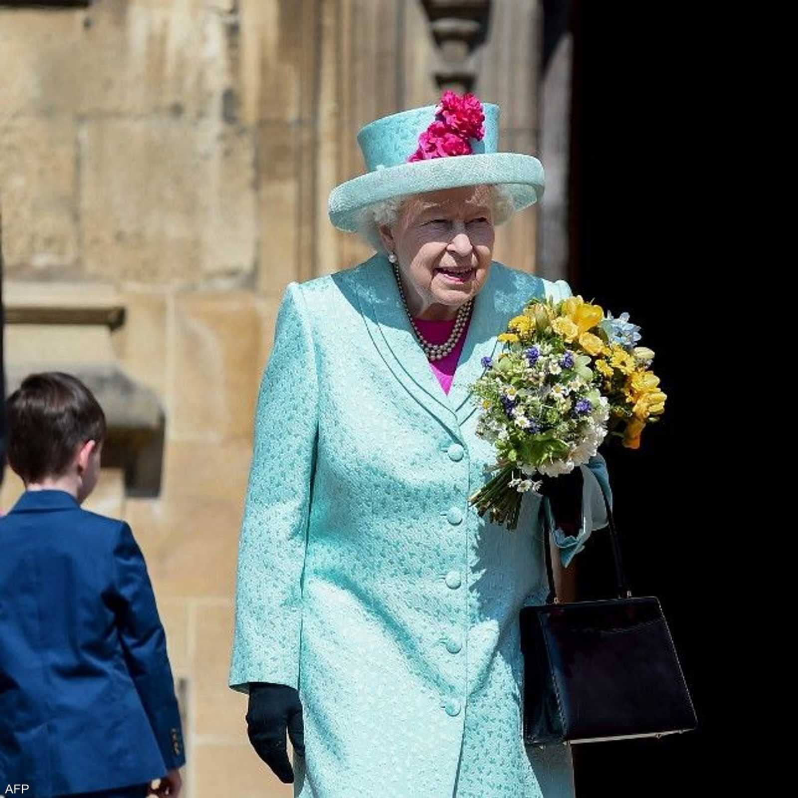 أقمشة الفساتين كانت تخضع للاختبار لتكون خفيفة ومقاومة للتجعد