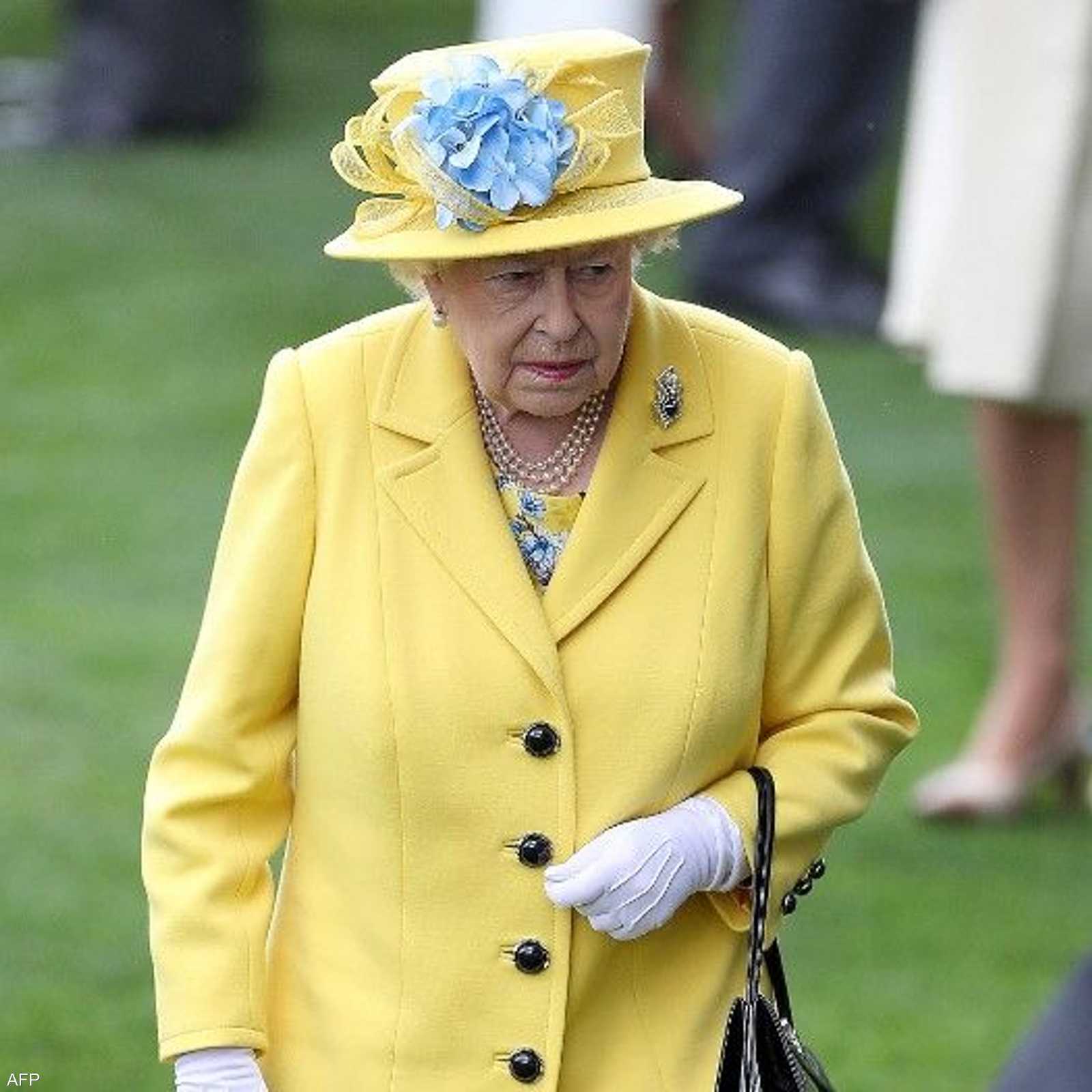 أسست إليزابيث نفسها على أنها تفضل ارتداء المعطف الطويل