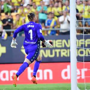 حارس قادش رمى جهازا لتنظيم ضربات القلب إلى المدرجات