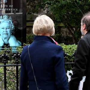 العاهل البريطاني هو رئيس الدولة في أستراليا