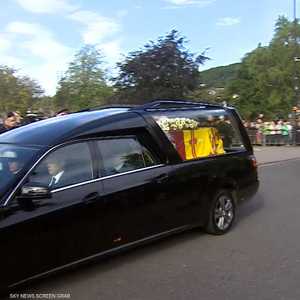 صمت مهيب يرافق رحلة الملكة إليزابيث من بالمورال إلى إدنبره