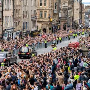 وصول نعش الملكة إليزابيث إلى إدنبره