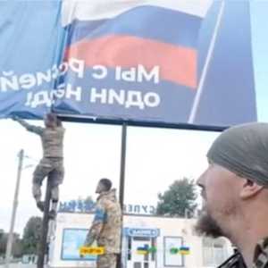 قوات أوكرانية تقوم بإنزال لافتة علقها الجيش الروسي في خاركيف