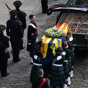 سيتمكن المشيعون من إلقاء نظرة الوداع على النعش