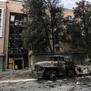 إحدى العربات العسكرية الروسية مدمرة في خاركيف