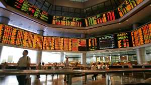 المستثمرون يراقبون أسعار سوق الأسهم في كوالالمبور- ماليزيا
