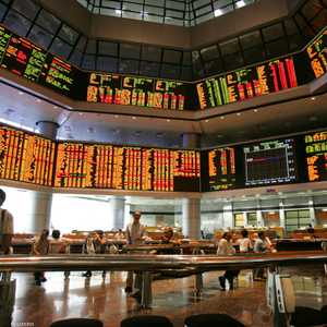 المستثمرون يراقبون أسعار سوق الأسهم في كوالالمبور- ماليزيا
