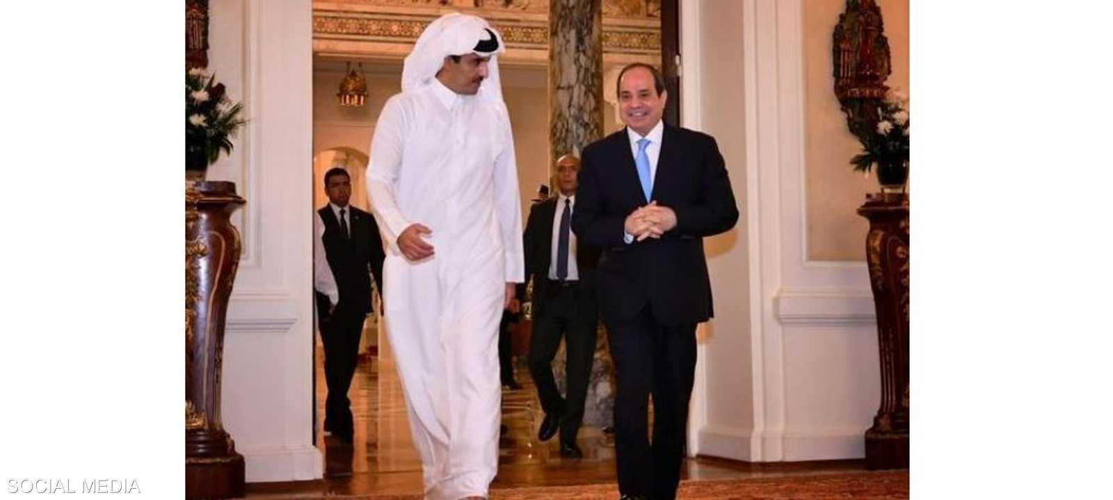 السيسي وتميم بن حمد في لقاء سابق.