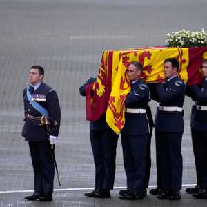 حرس الشرف كان في استقبال نعش الملكة