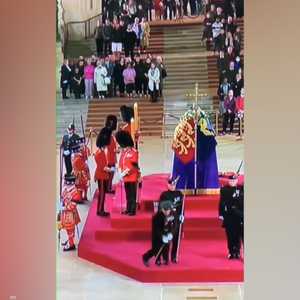 سقط مغشيا عليه أمام تابوت الملكة