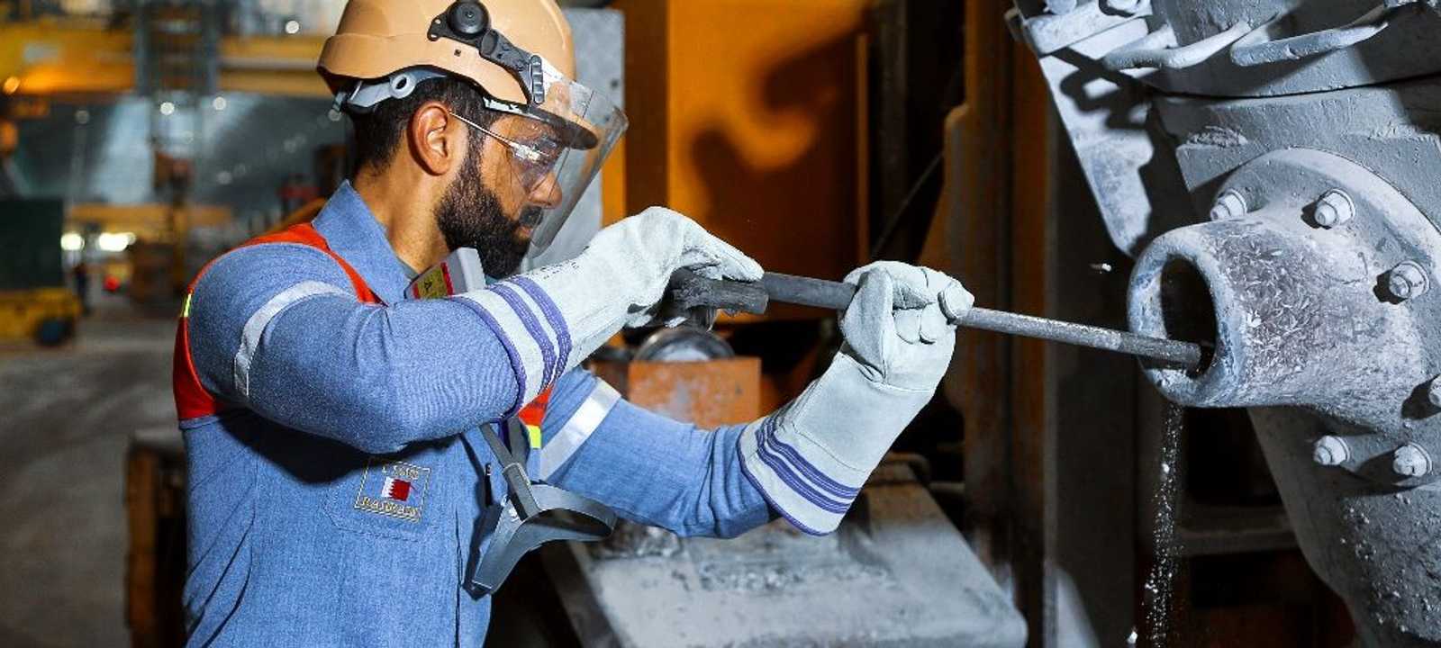 عامل في مصنع شركة ألبا البحرينية للألمنيوم