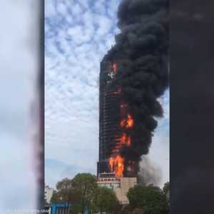 حريق في ناطحة سحاب في وسط الصين