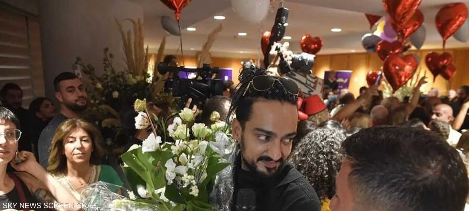 ترحيب شعبي بفرقة مياس لدى وصولها مطار بيروت الدولي