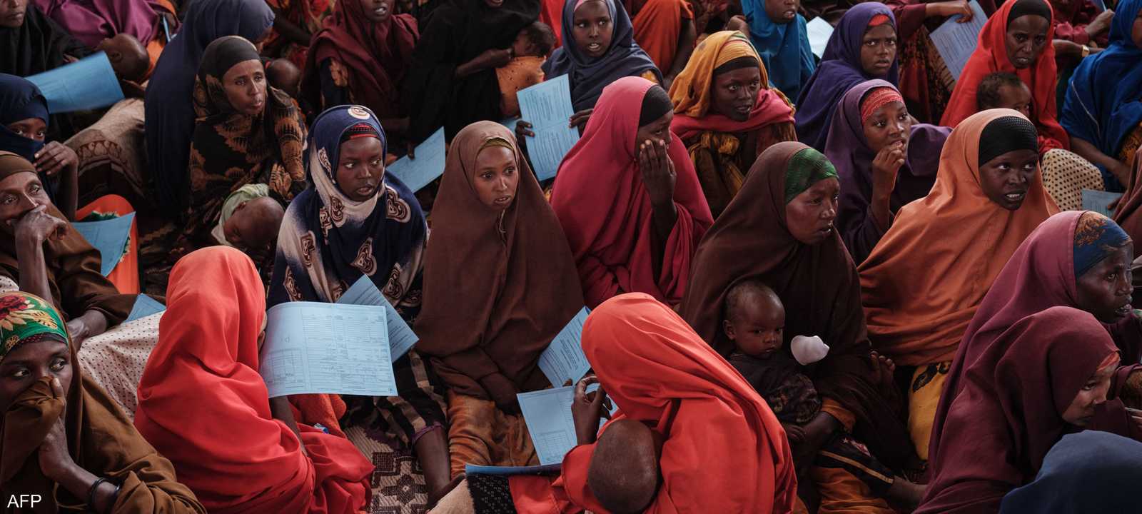 نساء في انتظار مساعدات إغاثية بمخيم للنازحين في الصومال