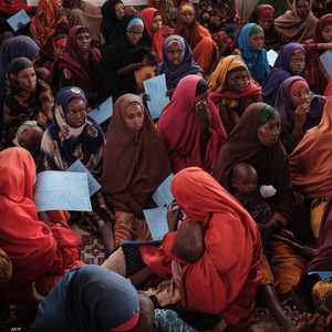 نساء في انتظار مساعدات إغاثية بمخيم للنازحين في الصومال