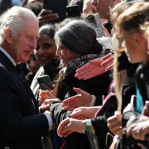 الملك تشارلز يصافح بعض المعزين بوفاة الملكة