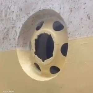 الفتحة التي صممها المتهم في الجدار وادعى أنها تشفي الأطفال