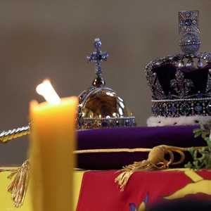 مقتنيات الملكة معروضة فوق نعشها في وستمنيستر